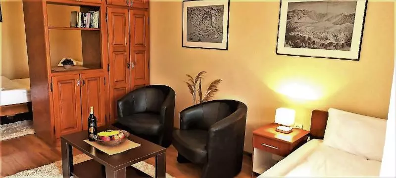 استودیوی سوپریور, Castellamare Residence
