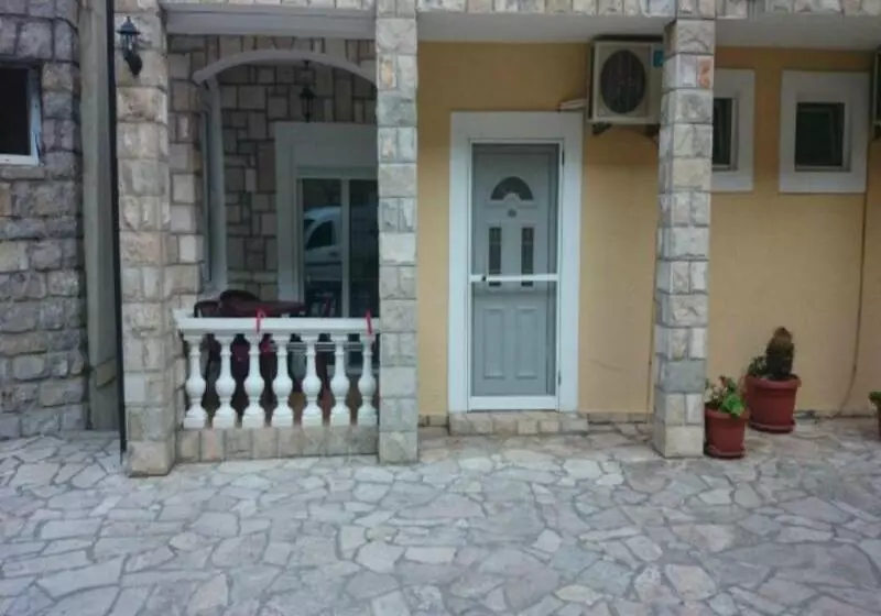 استودیوی استاندارد, Castellamare Residence