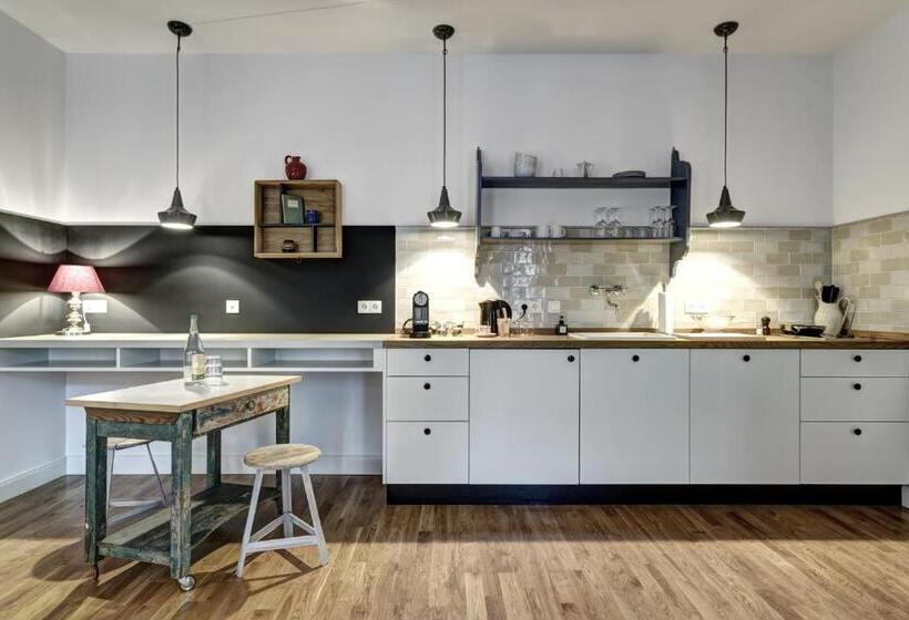 استودیوی استاندارد, Gorki Apartments