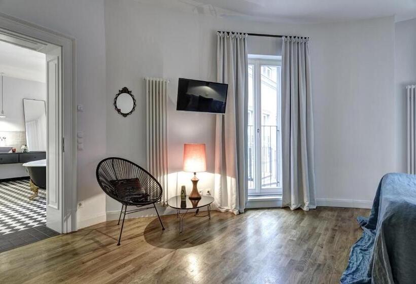 استودیوی استاندارد, Gorki Apartments