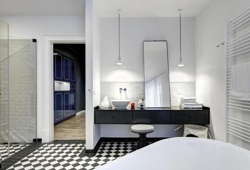 استودیوی استاندارد, Gorki Apartments