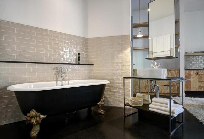 استودیوی استاندارد, Gorki Apartments