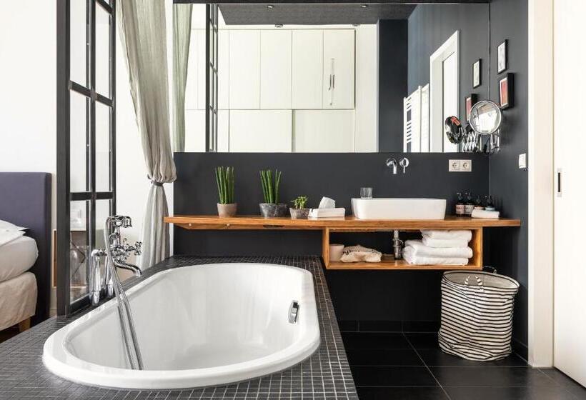 استودیوی استاندارد, Gorki Apartments