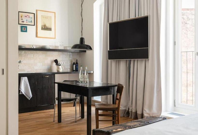 استودیوی استاندارد, Gorki Apartments