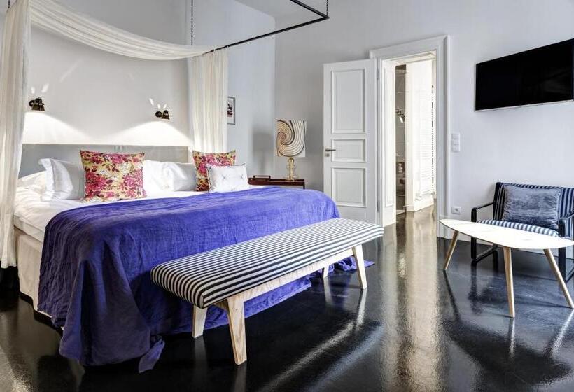 استودیوی استاندارد, Gorki Apartments