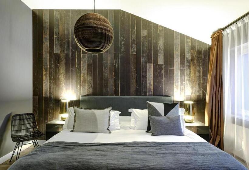 سوئیت پنت هاوس, Gorki Apartments