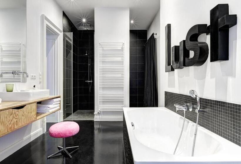 استودیوی استاندارد, Gorki Apartments