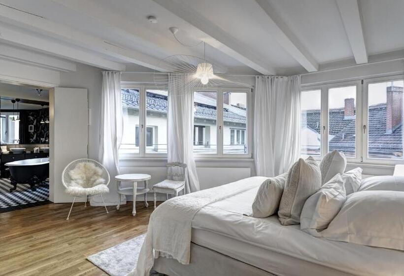 سوئیت پنت هاوس, Gorki Apartments