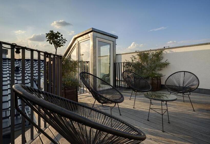 سوئیت پنت هاوس, Gorki Apartments