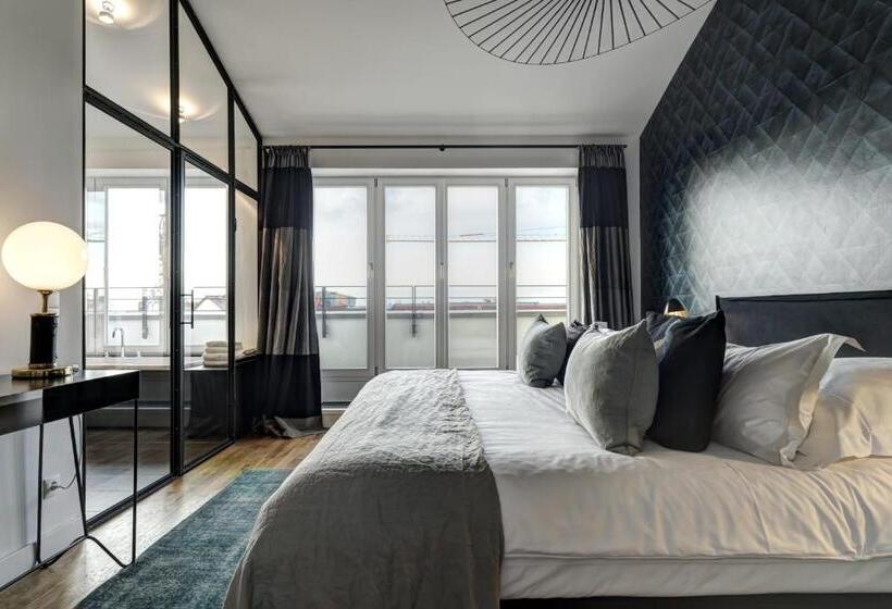 سوئیت پنت هاوس, Gorki Apartments