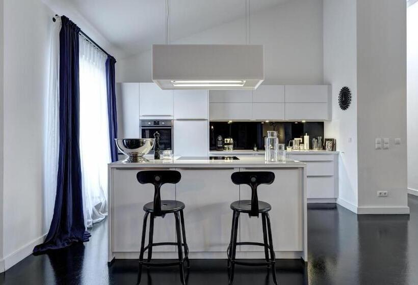 سوئیت پنت هاوس, Gorki Apartments