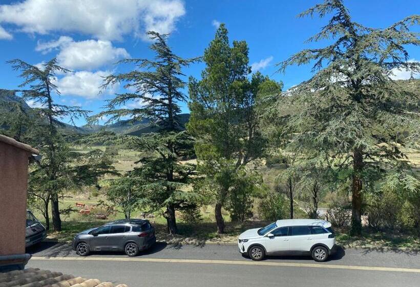 Номер Стандарт, Auberge La Table Du Curé