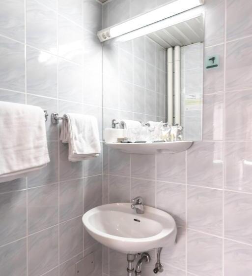 חדר קלאסי לשלושה, Park