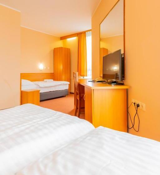 חדר קלאסי לשלושה, Park