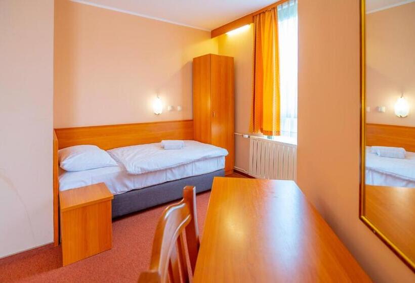 חדר קלאסי לשלושה, Park