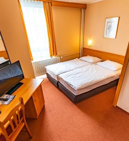 חדר קלאסי לשלושה, Park