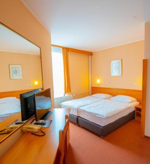 חדר קלאסי לשלושה, Park