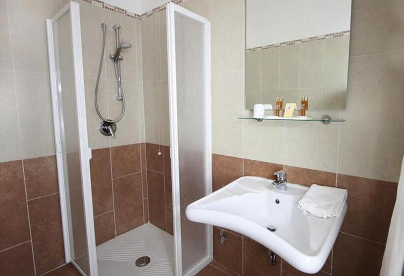 اتاق پنج‌تخته استاندارد, Residence Maria Grazia