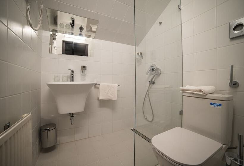 Номер Economy, Mr. Görgey Art Hotel & Bisztró