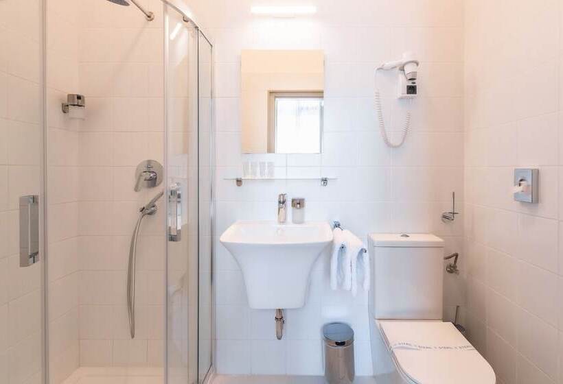 Номер Economy, Mr. Görgey Art Hotel & Bisztró