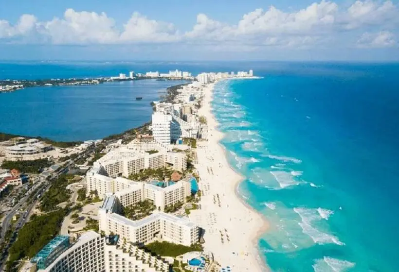 آپارتمان 1 خوابه با چشم‌انداز استخر, Oceanfront Condo At Voted Best Cancun Sandy Beach