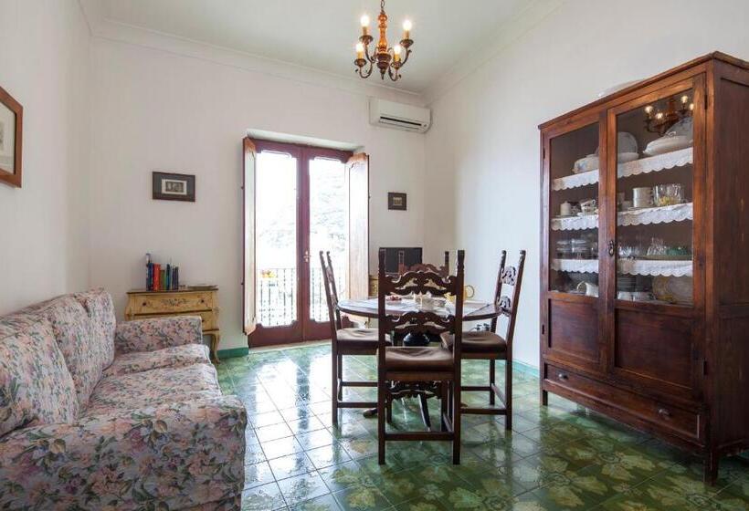 اتاق لوکس با بالکن و چشم‌انداز دریا, Casa Wanda