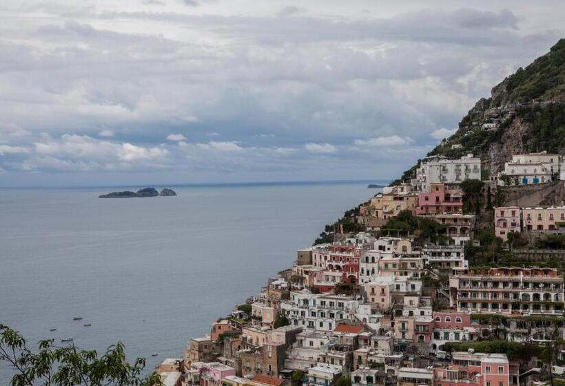 اتاق لوکس با بالکن و چشم‌انداز دریا, Casa Wanda