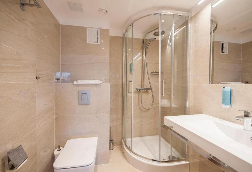 带1个卧室的带阳台的公寓, White