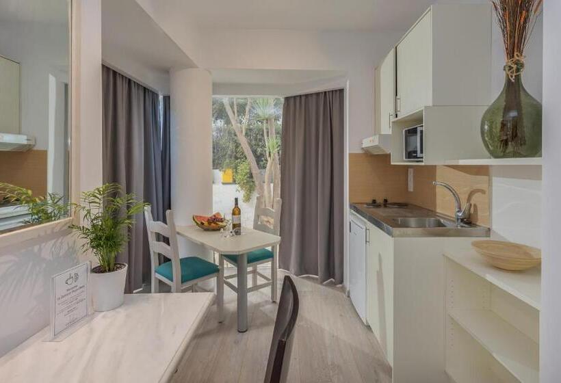 디럭스 스튜디오, Camelot Royal Beds By Estia