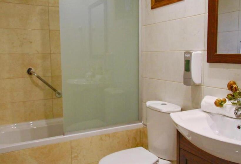 스탠다드 스튜디오 (테라스구비), Camelot Royal Beds By Estia