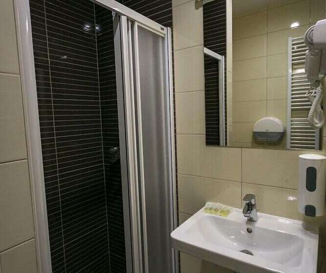 غرفة قياسية رباعية, Hostel Moving