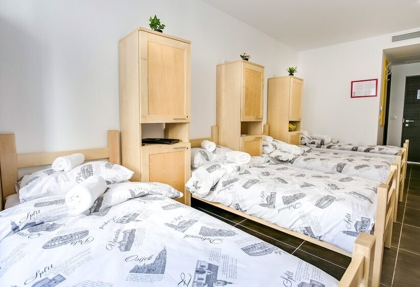 غرفة قياسية رباعية, Hostel Moving