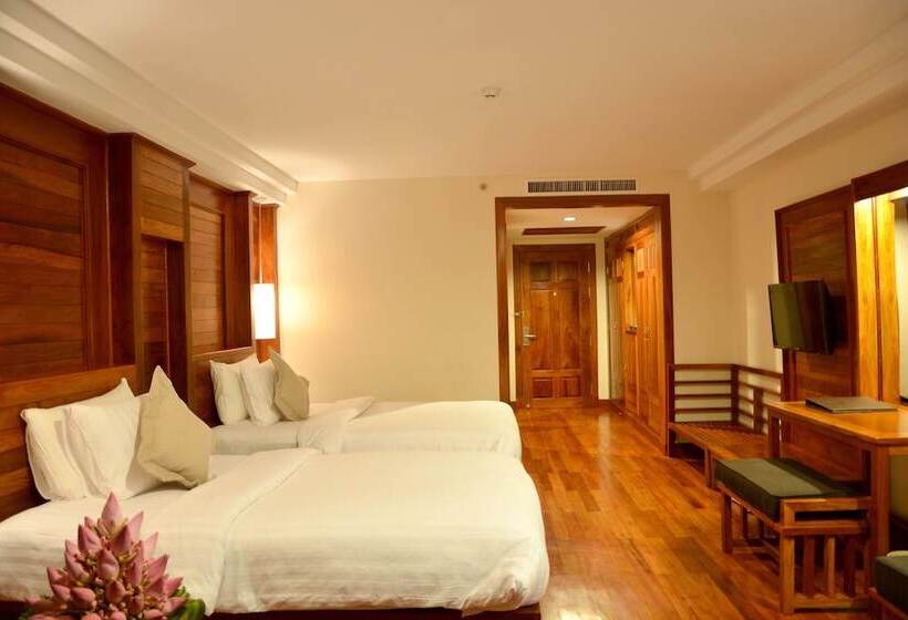 اتاق خانوادگی تودرتو, Angkor Miracle Reflection Club