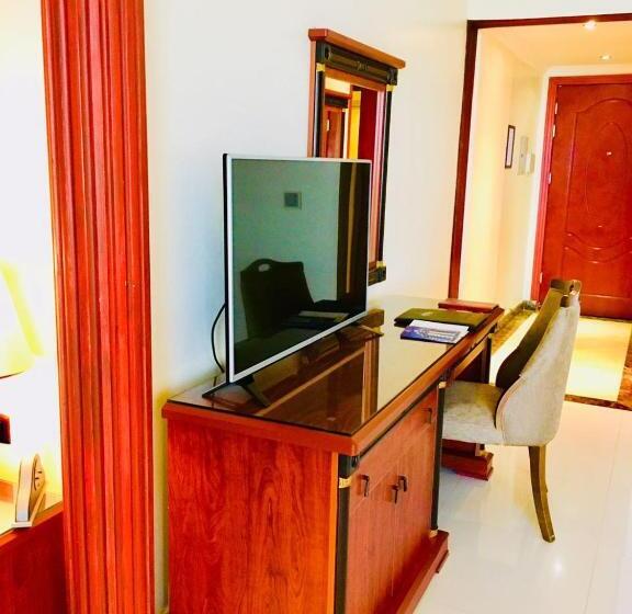 غرفة قياسية مطلّة علي البحر, Crown Tower