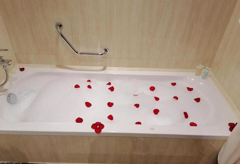 غرفة قياسية مطلّة علي البحر, Crown Tower