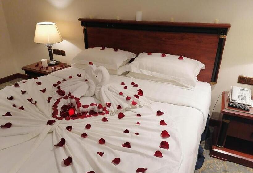 جناح جونيور, Crown Tower