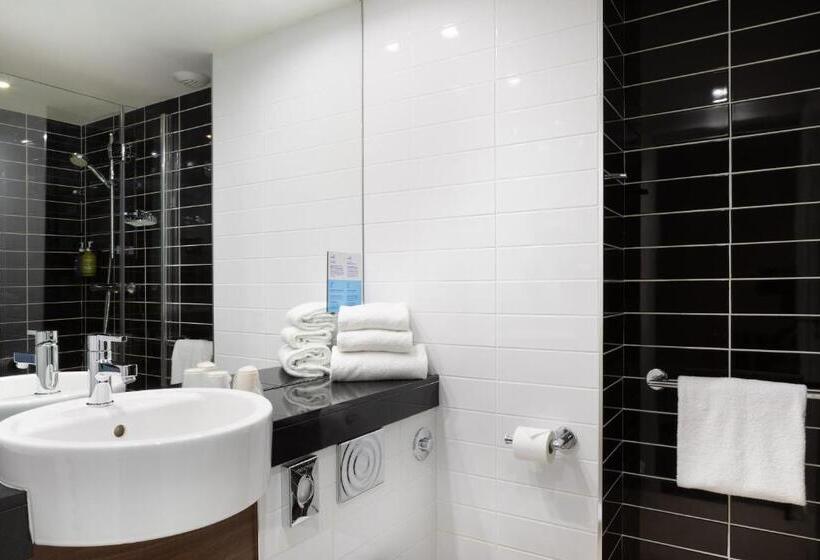 חדר סטנדרט עם מיטת קינג, Holiday Inn Express   Marseille Airport, An Ihg