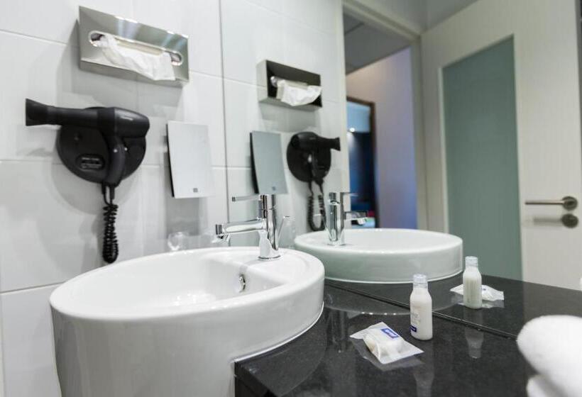 חדר סטנדרט עם מיטת קינג, Holiday Inn Express   Marseille Airport, An Ihg