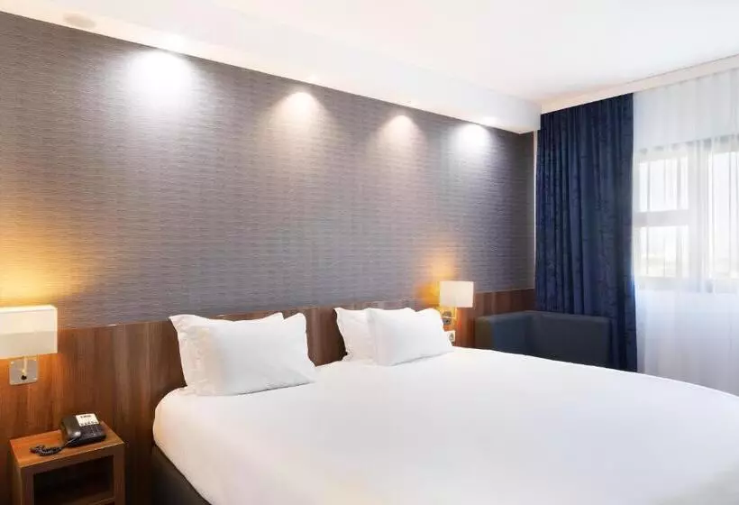 身障者適用キングサイズベッドルーム, Holiday Inn Express   Marseille Airport, An Ihg