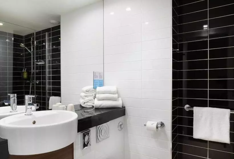 身障者適用キングサイズベッドルーム, Holiday Inn Express   Marseille Airport, An Ihg