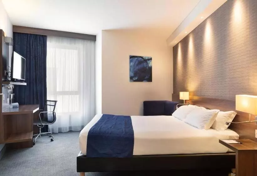 身障者適用キングサイズベッドルーム, Holiday Inn Express   Marseille Airport, An Ihg