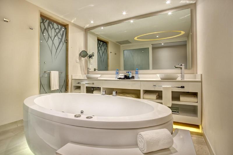 Клубный люкс с видом на море, Royalton Riviera Cancun, An Autograph Collection - All Inclusive Resort & Casino