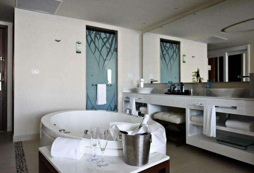 Люкс Deluxe Вид на Море, Royalton Riviera Cancun, An Autograph Collection - All Inclusive Resort & Casino