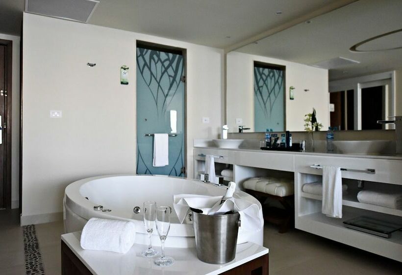 Люкс Deluxe Вид на Море, Royalton Riviera Cancun, An Autograph Collection - All Inclusive Resort & Casino