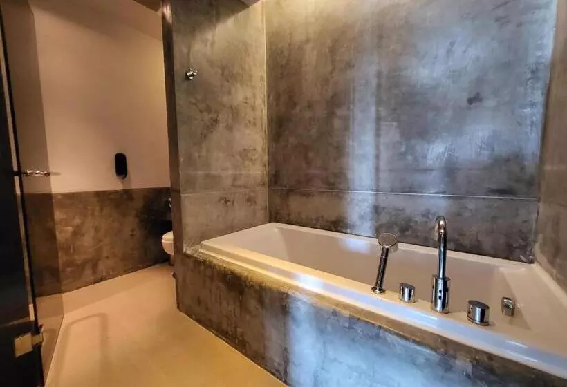 اتاق لوکس با چشم‌انداز دریا, The Yama Hotel Phuket