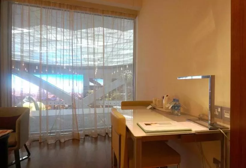 اتاق لوکس با تخت بزرگ, Oryx Airport Hotel  Transit Only