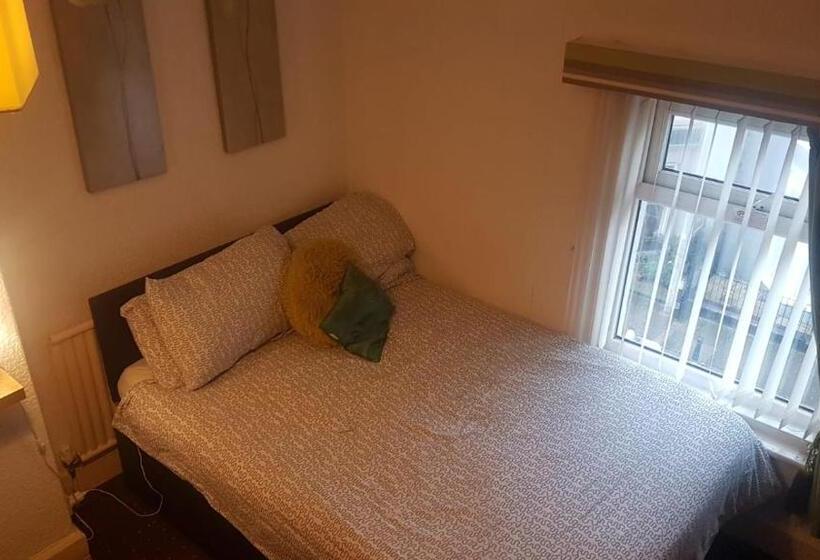 غرفة قياسية رباعية, The Westbourne House