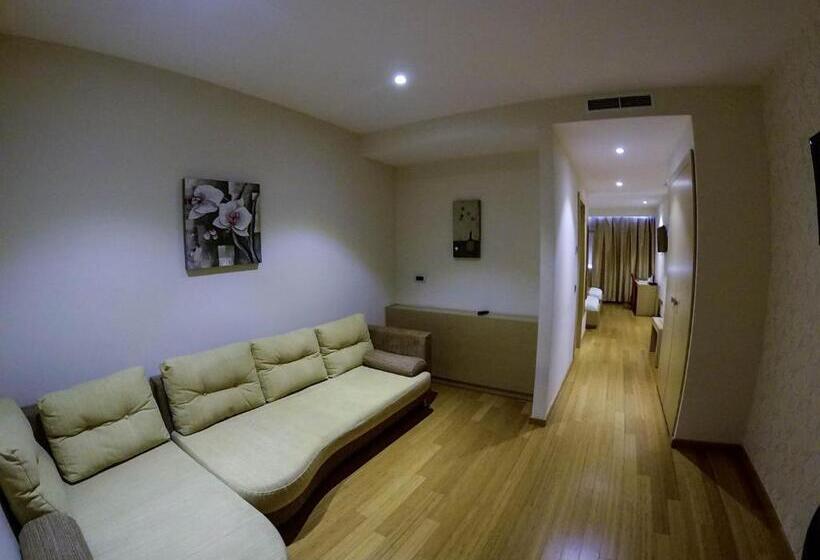 סוויטת ג'וניור, Sky 2 Hotel Tirana