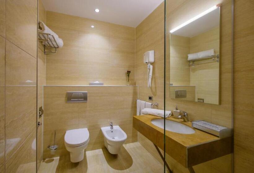 חדר משפחתי, Sky 2 Hotel Tirana