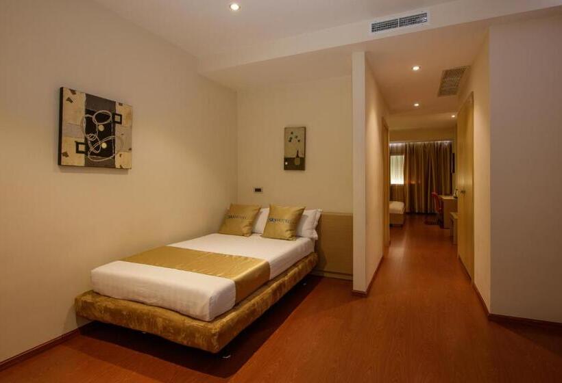 חדר משפחתי, Sky 2 Hotel Tirana